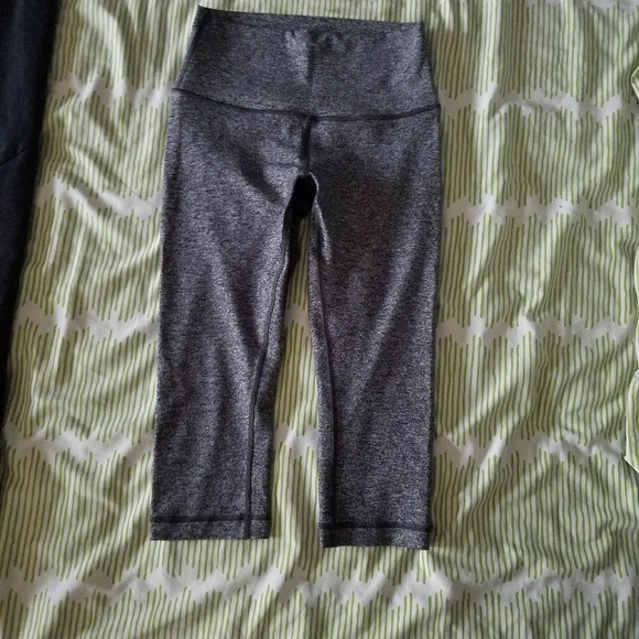 lululemon athletica Pants - Lululemon crop bottoms
